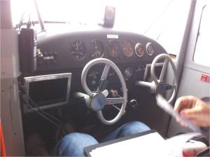 le tableau de bord et le volant de l'aeronca