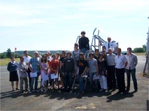 un petit groupe de lauréats devant la pointe de jaguar