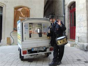 Le triporteur de l'aéroclub de Périgueux et le garde champêtre