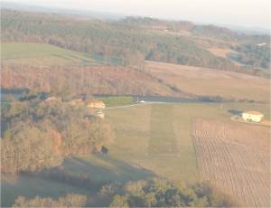 Une piste ULM au milieu de la campagne à Bourdeilles