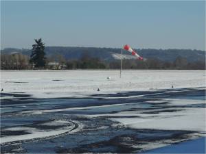 Neige et verglas sur l'aerodrome de Perigueux