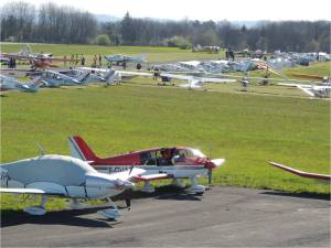 les-parkings-le-long-du-taxiway