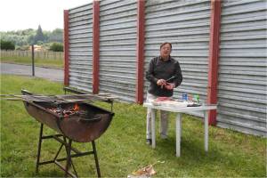 lenvers du decors- le coin grillade pour le repas du midi - Henri Instructeur et cuisinier...