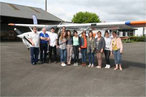 Un groupe devant le cessna 172