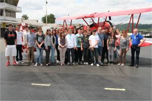 Un photo de groupe à coté du boeing Stearman