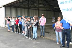 les élèves qui surveillent le départ des copains