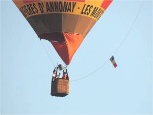 Zoom sur la nacelle de la montgolfière