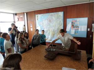 Jacques, dans son rôle de Professeur avec les élèves de Mussidan 