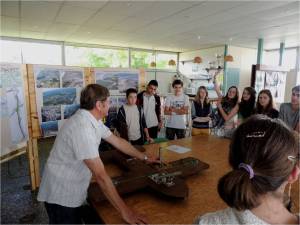 Les élèves attentifs aux explications de Jacques