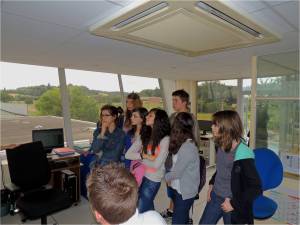 Un groupe en visite à la tour de controle