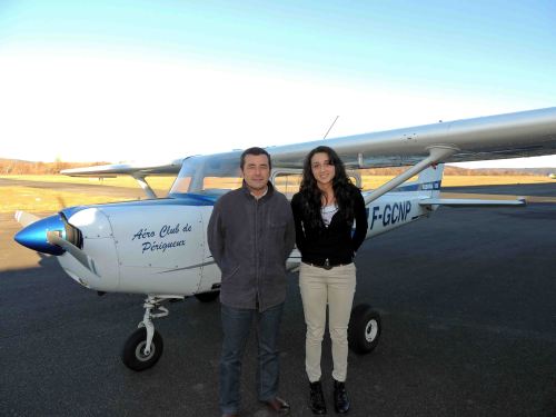 Eva à son retour de vol avec son instructeur