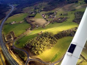 En fin de vent arrière , le village d'Eyliac en arrière plan