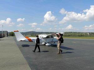 Le caméraman à la poursuite de l'instructeur