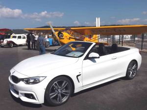 Le piper J3 et un cabriolet BMW