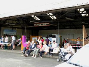 Le public devant le hangar du club