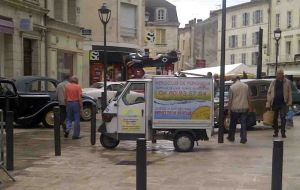 1-le-triporteur-de-l'aeroclub-rue de la république