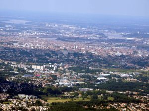 la-ville-de-Bordeaux-avec en fond le pont Chaban Delmas