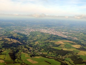 La ville d'Aurillac au loin