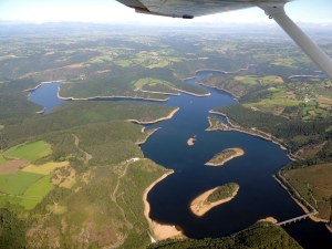 Le lac du barrage de Grandval - les iles du Château et de chante dur
