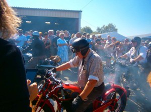 Ca fume et pétarade au milieu de la foule