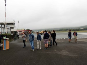 L'arrivée des jeunes dans le brouillard du matin