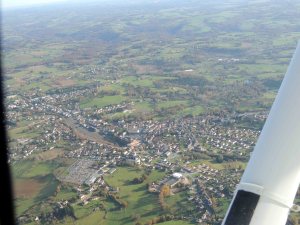 La ville de Thiviers en bordure de la route vers le VOR de Limoges