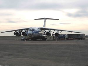 Opération chargement du l'avion cargo iliouchine