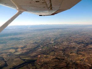 Carcassonne avec les pyrénées comme ligne d'horizon