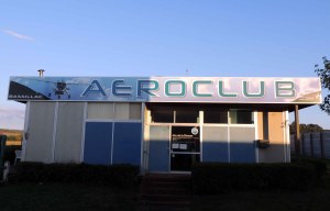 le 1er octobre - pose du nouveau pignon du club house