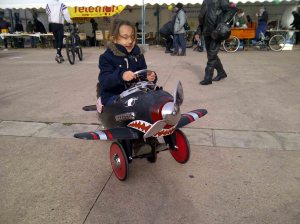 Quel plaisir d'avoir l'avion à pédales pour moi toute seule pendant la pause déjeuner