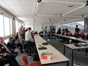 l'arrivée des membres dans la salle de réunion