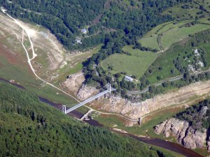 Les vestiges du fond du  lac du barrage de Lanau