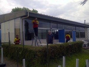 Après le champagne, Opération peinture avec la tenue DHL