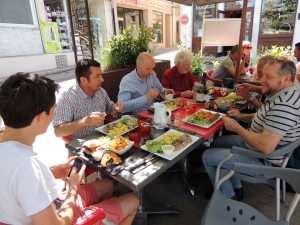 déjeuner dans la ville de Sancerre. Au menu la tête de veau (JMZ, Gaël, Laurent et Bernard), l'andouillette de Jargeau (Patrice) accompagné d'un verre de vin blanc sancerre (AOC) pour ceux qui ne pilotent pas!