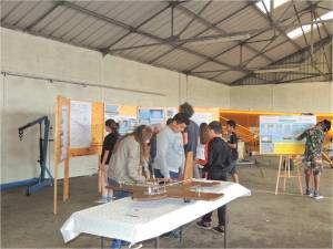 La maquette en bois pour expliquer les commandes de vol