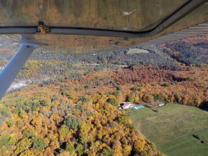 Les collines au nord de l'aérodrome