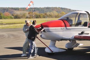 La sortie de l'avion du hangar