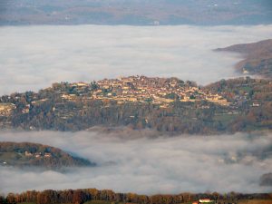 La bastide de Domme émergeant du brouillard à 15h00 