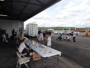 La mise en place des stands pour les journées "Portes Ouvertes"