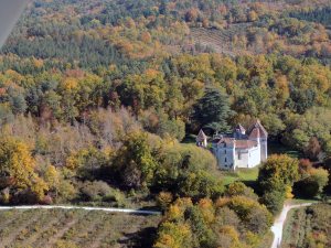 Le château de Caussade avec les belles couleurs de l'automne.