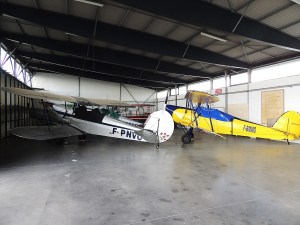 La Patrouille de Stampes (dans les hangars de l'aérodrome)