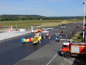 Un aperçu du tarmac depuis la tour