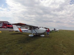L Cessna 172 sur le parking de l'aéroport de La Rochelle