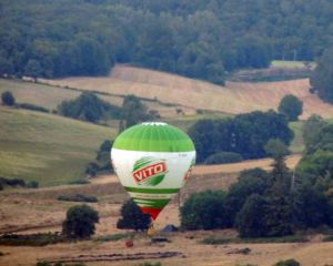 Une montgolfière à l'atterrissage