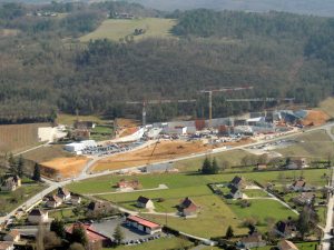 Place Aux grues et au béton sur le chantier de Lascaux