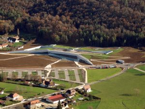 un aperçu de l'intégration du batiment au pied de la colline de Lascaux