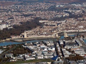 zoom-sur-l'entrée-du-vieux-port-de-la-rochelle
