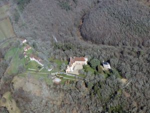 bel ensemble surplombant la vallée de la Dordogne 