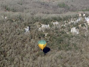 Une montgolfière en bordure de falaise rocheuse